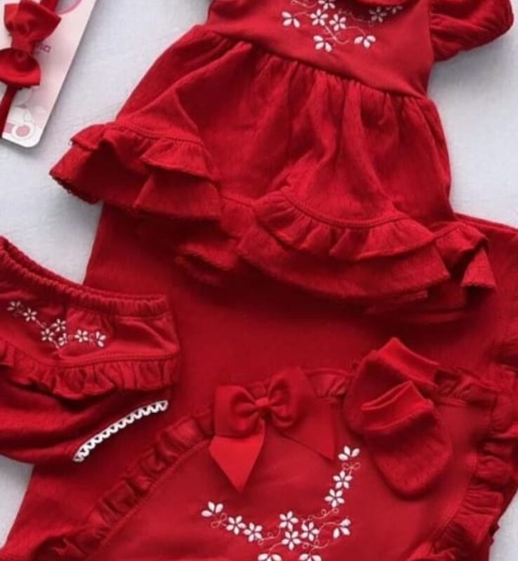 Saída de maternidade com vestidinho